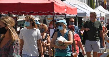 People wearing face coverings shop for fresh fruit, vegetables, flowers and meat at the Santa Monica Farmers' Market, Santa Monica, C.A., Aug.1, 2020. (AFP Photo)