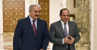 Egyptian President Abdel-Fattah el-Sissi, (R), walks with Libya's putschist Gen. Khalifa Haftar, in Cairo, Egypt,  May 9, 2019. (AP)