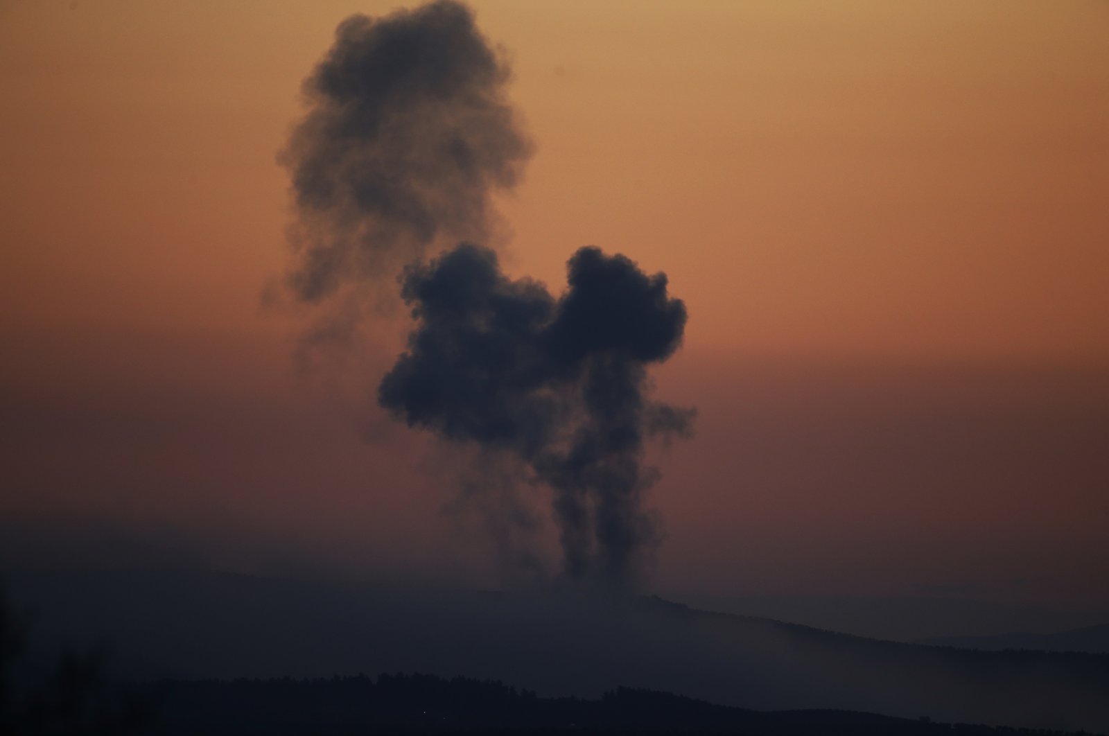 Plumes of smoke rise on the outskirts of the border town of Kilis, south-central Turkey, Jan. 20, 2018. (AP File Photo)