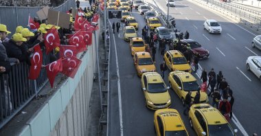 A convoy of taxis outside a courthouse where drivers sued Uber, in Istanbul, Turkey, March 13, 2018. (AA Photo) 
