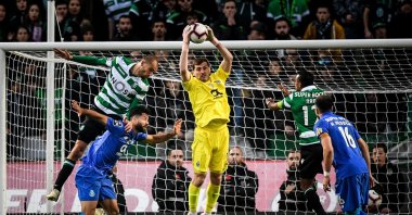 Porto's Spanish goalkeeper Iker Casillas (C) grabs the ball during the Portuguese League football match between Sporting CP and FC Porto at the Jose Alvalade stadium in Lisbon, Portugal on Jan. 12, 2019. (AFP Photo)