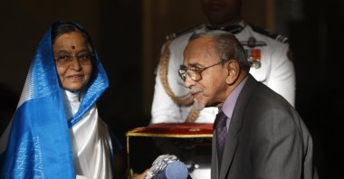 Pratibha Patil (L), the Indian president at the time, presents the Padma Vibhushan, one of India's highest civilian awards, to theater director Ebrahim Alkazi at the Presidential Palace in New Delhi, India, March 31, 2010. (AP Photo)