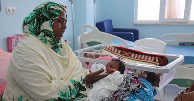 A woman feeds her baby in the Recep Tayyip Erdoğan Hospital, Mogadishu, Somalia, March 1, 2018. (AA Photo)