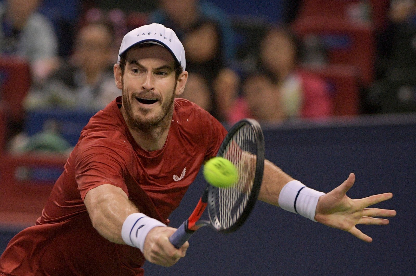 Andy Murray of Britain hits a return against Juan Ignacio Londero of Argentina during their first-round men's singles match at the Shanghai Masters tennis tournament in Shanghai, Oct. 7, 2019. (AFP Photo)