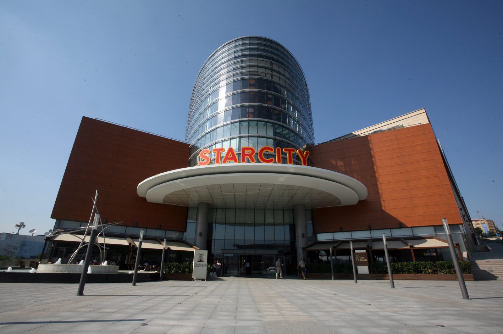 One of Istanbul's most prominent malls, Starcity, in the Bahçelievler district. English names are frequently used in shopping malls, according to the report by the Turkish Language Association (TDK). 