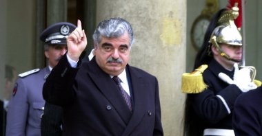Lebanese Prime Minister Rafik Hariri leaves the Elysee Palace following a meeting with French President Jacques Chirac, Paris, Feb. 27, 2001. (REUTERS Photo)