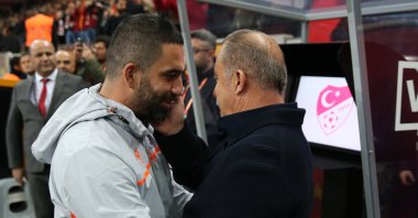 Arda Turan (L) and Galatasaray coach Fatih Terim embrace before a Süper Lig match between Başakşehir and Galatasaray in Istanbul, Turkey, Nov. 22, 2019. (AA Photo)