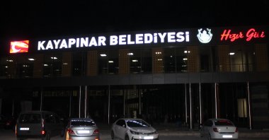 Vehicles are seen in front of the Kayapınar District Municipality building in Diyarbakır, Aug. 20, 2019. (Sabah File Photo)