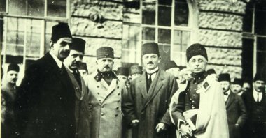 From left to right: Adnan Adıvar, Ali Fuat Cebesoy, Kazım Karabekir, Rauf Orbay and Refet Bele pose in front of the Haydarpaşa Terminal. 