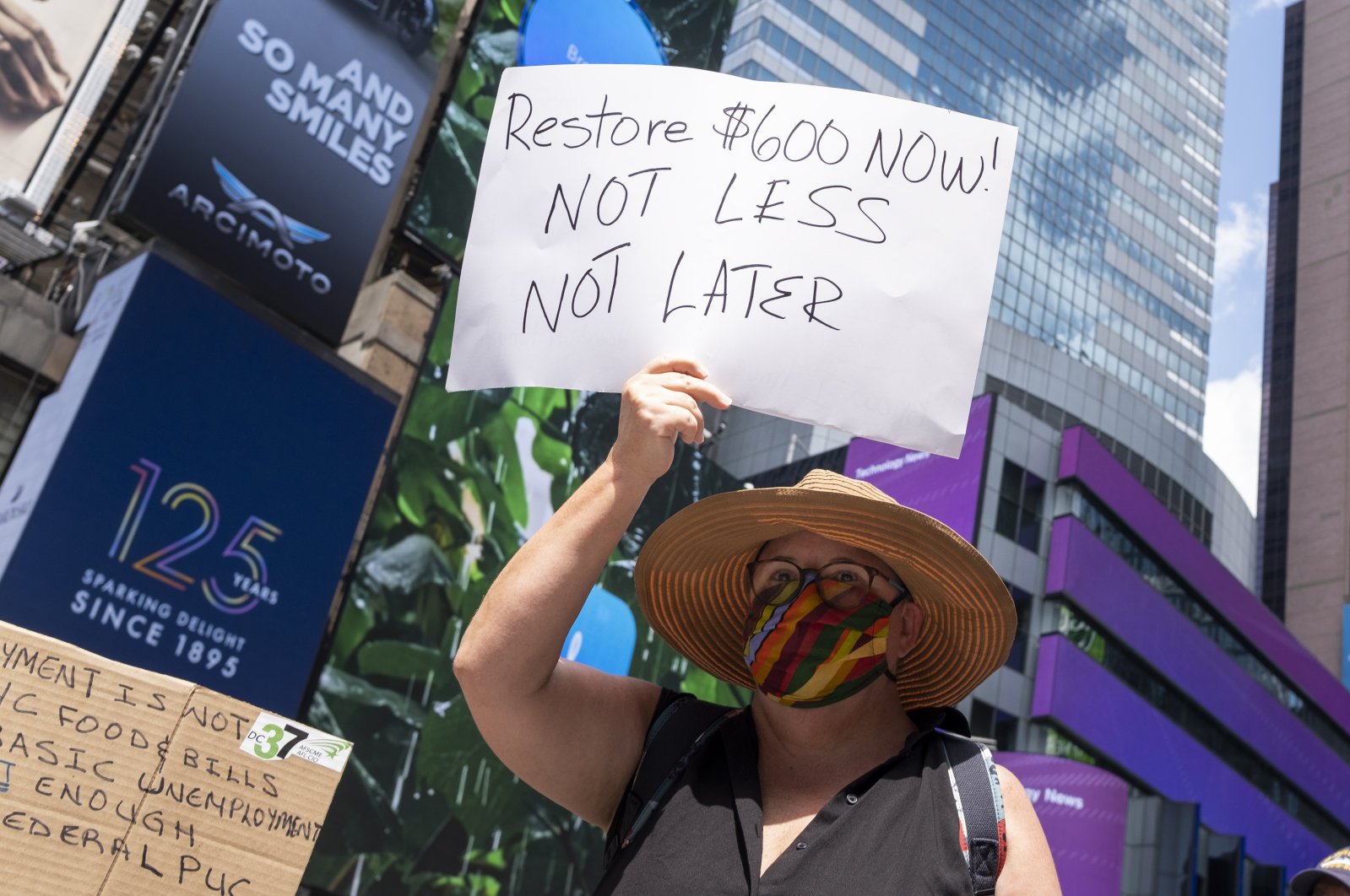 People gather for a rally calling on the U.S. Congress to pass new legislation extending now-expired unemployment benefits to people that are being economically affected by the coronavirus pandemic, in New York, Aug. 5, 2020. (EPA Photo)