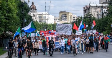 People carry a banner reading "Return Furgal for us," during an unauthorized rally in support of Sergei Furgal in the Russian far eastern city of Khabarovsk on Aug. 8, 2020. (AFP Photo)