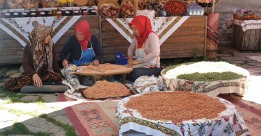 Turkish women living in small villages usually turn the whole process of drying veggies and drying tarhana into a collective event. (iStock Photo)