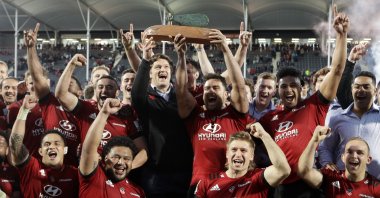 Crusaders Codie Taylor and injured teammate Scott Barrett hold the Super Rugby Aotearoa trophy aloft after defeating the Highlanders in Christchurch, New Zealand, Aug. 9, 2020. (AP Photo)