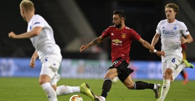 Manchester United's Bruno Fernandes, center, controls the ball during the Europa League quarter-final football match between Manchester United and Copenhagen at the Rhein Energie Stadium in Cologne, Germany, Monday, Aug. 10, 2020. (EPA via AP)