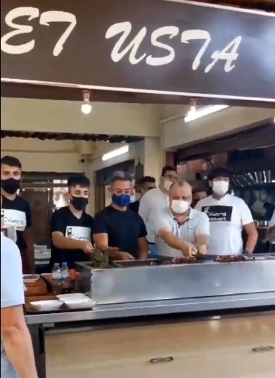 Bollywood star Aamir Khan cooks kebab at a restaurant's grill in Adana, southern Turkey, Aug. 12, 2020. (Seyhan Municipality via AA)