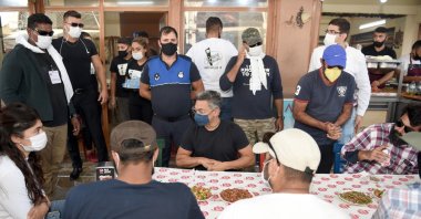 Bollywood star Aamir Khan, surrounded by his entourage, fans and officials, sits at a kebab restaurant in Adana, southern Turkey, Aug. 12, 2020. (Seyhan Municipality via AA)