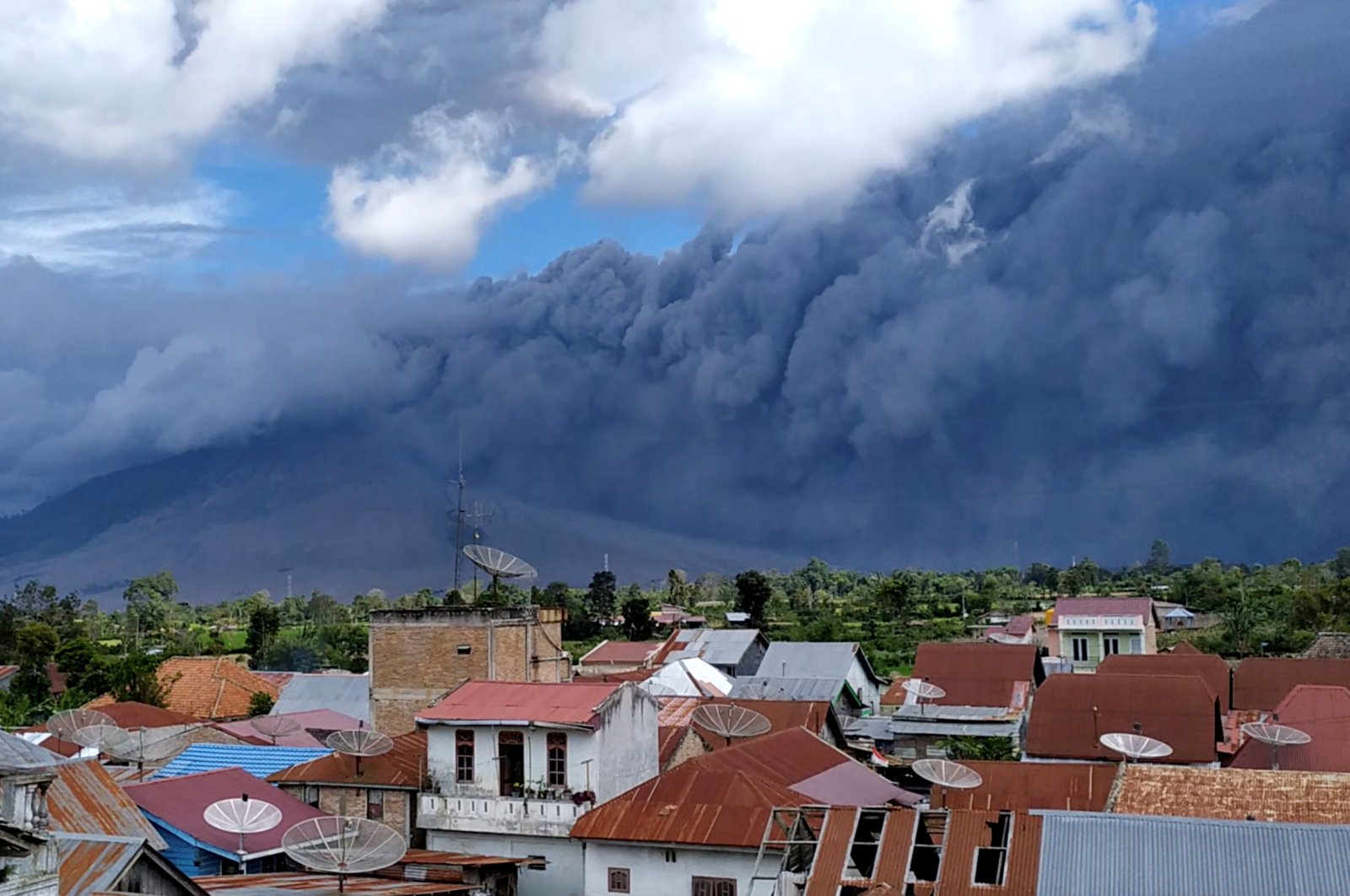 indonesia volcano spews huge ash cloud into the sky daily sabah