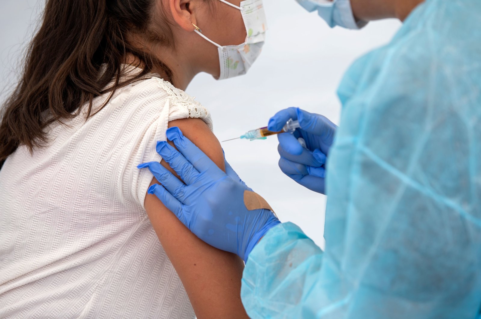 A health worker vaccinates a patient during the Saban Community Clinic Vaccine Drive Up for LA Children on August 12, 2020, in Los Angeles, California. (AFP Photo)