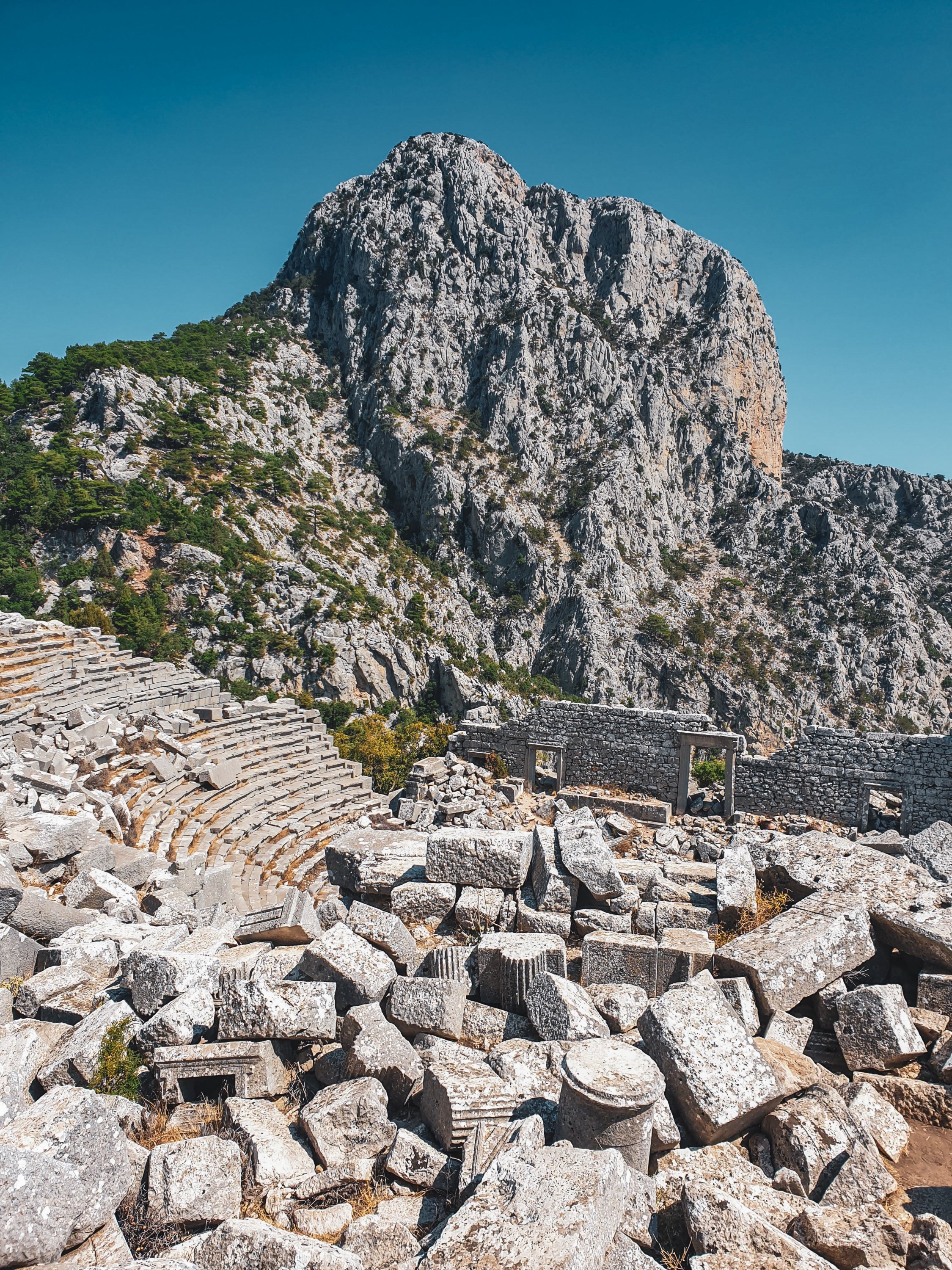 Fotoğraf, Termessos'taki antik tiyatronun ve basamaklarının bir görünümünü göstermektedir.  (Fotoğraf: Argun Konuk)