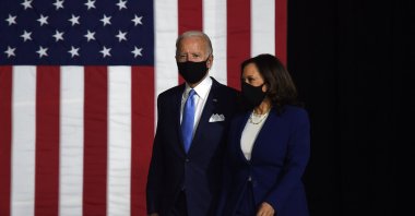 Democratic presidential nominee and former U.S. Vice President Joe Biden (L) and vice presidential running mate, U.S. Senator Kamala Harris, arrive to conduct their first press conference together in Wilmington, Delaware, Aug. 12, 2020. (AFP Photo)