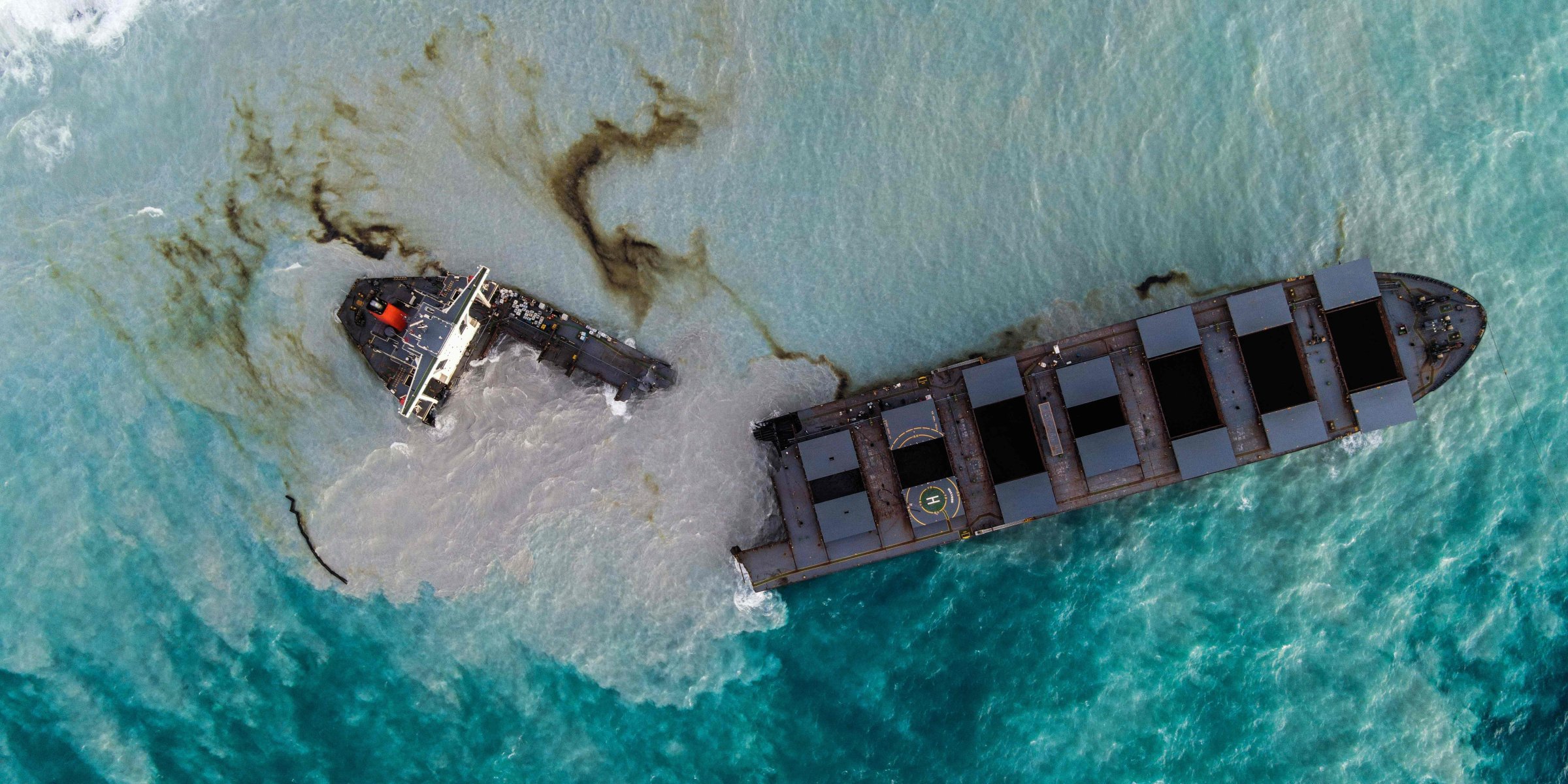 Ship leaking oil off Mauritius coast splits in two | Daily Sabah