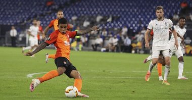 Dodo of Shakhtar (L) scores the 4-0 goal during the UEFA Europa League quarterfinal match against FC Basel, in Gelsenkirchen, Germany, Aug. 11, 2020. (EPA Photo)