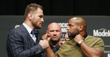 Stipe Miocic (L) and Daniel Cormier pose during a news conference, in Las Vegas, U.S., July 5, 2018. (AP PHOTO)