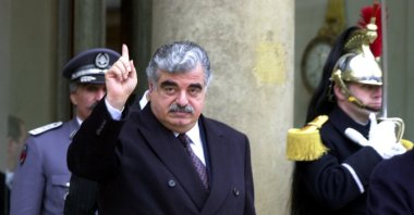 Lebanese Prime Minister Rafik Hariri leaves the Elysee Palace following a meeting with French President Jacques Chirac, Paris, Feb. 27, 2001. (REUTERS Photo)