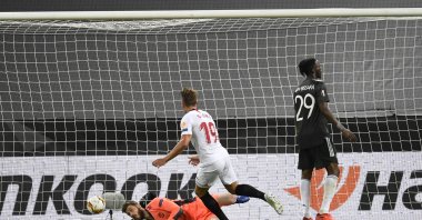 Sevilla's Luuk de Jong, center, scores his side's second goal during the Europa League semifinal match against Manchester United, in Cologne, Germany, Aug. 16, 2020. (DPA via AP Photo)