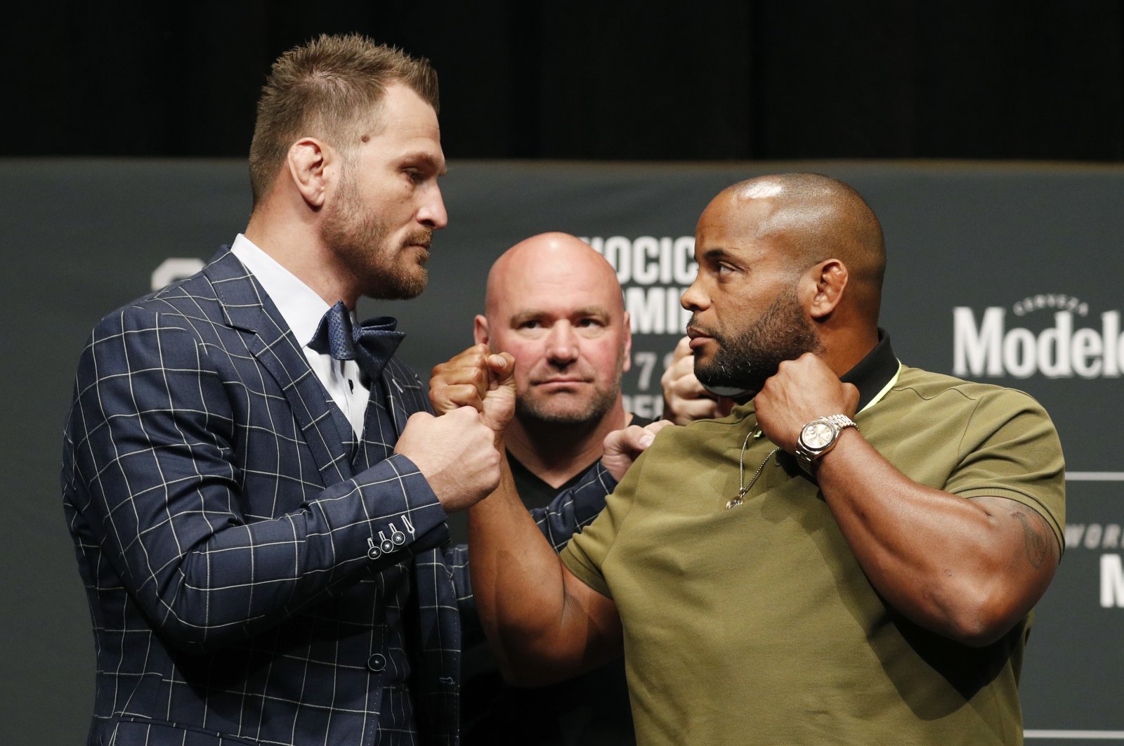 Stipe Miocic (L) and Daniel Cormier pose during a news conference, in Las Vegas, U.S., July 5, 2018. (AP PHOTO)