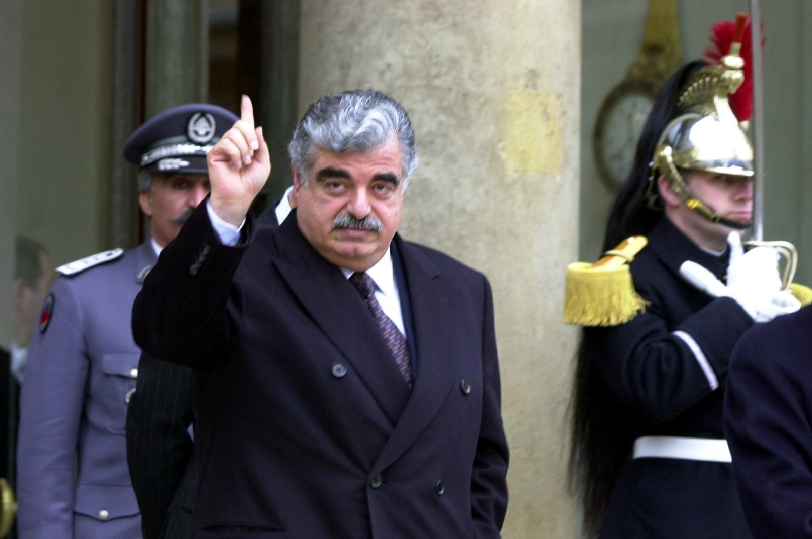 Lebanese Prime Minister Rafik Hariri leaves the Elysee Palace following a meeting with French President Jacques Chirac, Paris, Feb. 27, 2001. (REUTERS Photo)