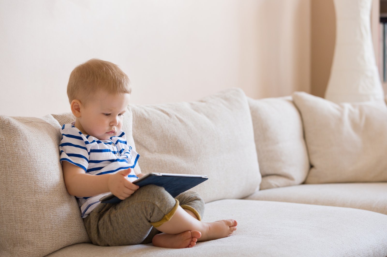 Too much screentime at a young age negatively affects children's drawing skills, psychologists say.