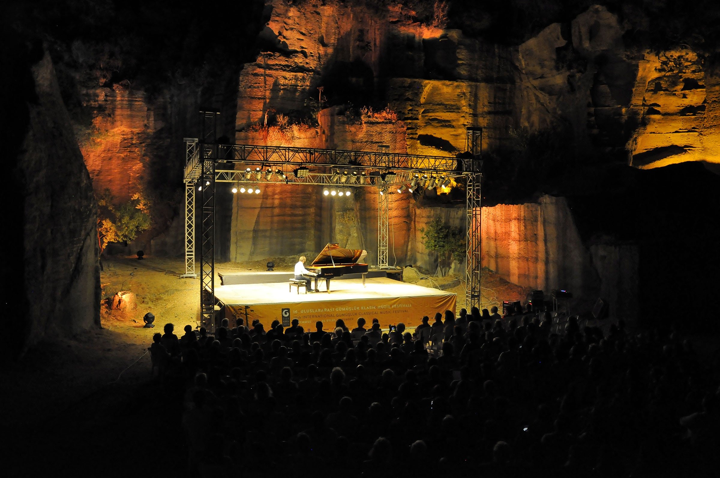 A performance at the 2019 Gümüşlük Music Festival. 