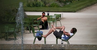 People sunbath at the Jardin des Tuileries during a warm and sunny day in Paris as a heatwave hits France, June 25, 2020. (REUTERS Photo)