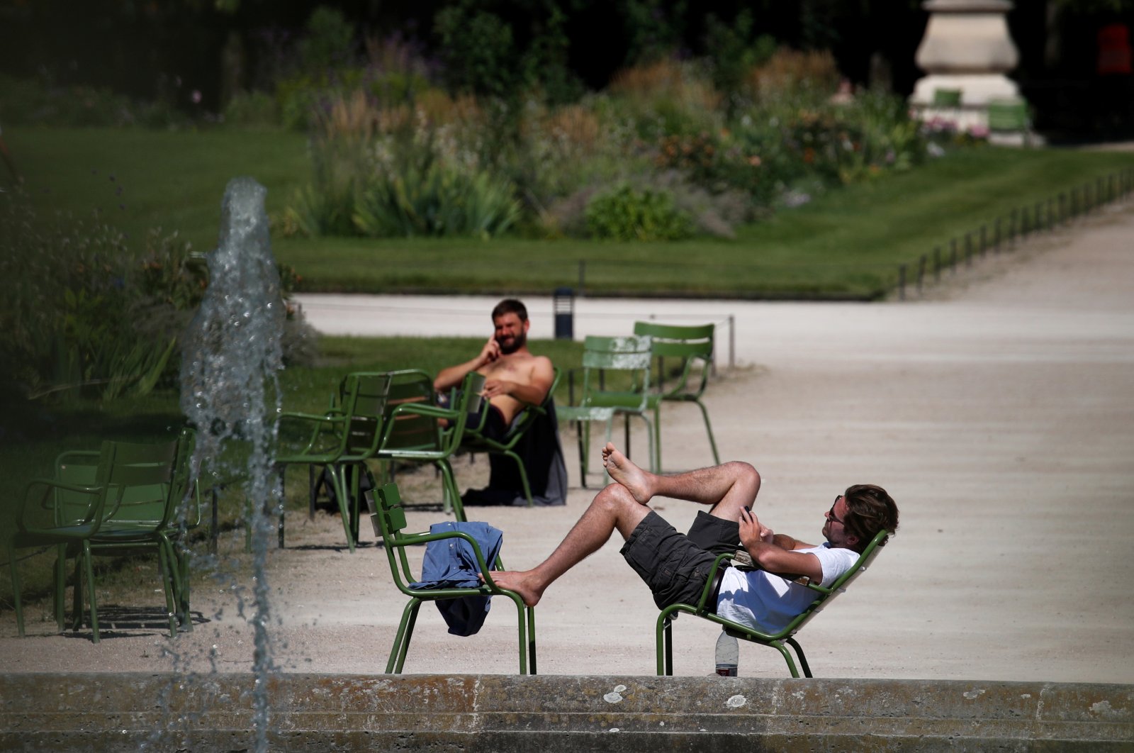 People sunbath at the Jardin des Tuileries during a warm and sunny day in Paris as a heatwave hits France, June 25, 2020. (REUTERS Photo)