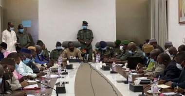 Army Col. Assimi Goita (C-L) speaks to the press at the Malian Ministry of Defense, Bamako, Mali, Aug. 19, 2020. (AFP Photo)
