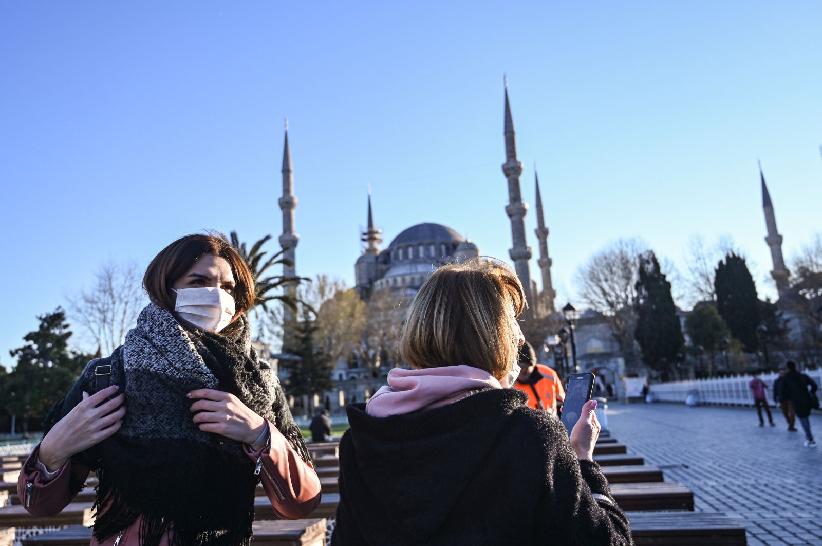 Women wear protective face masks near the Blue Mosque as the nation tries to contain the novel coronavirus, COVID-19, in Istanbul on March 17,2020. (AFP Photo)