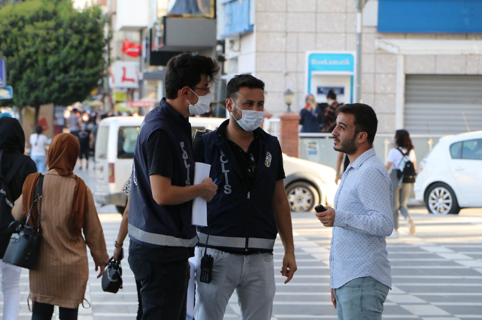 Policemen in southeastern Şanlıurfa province warn a citizen to wear a mask on July 24, 2020 (AA Photo)