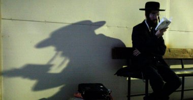 An ultra-Orthodox Jewish man prays in the Ukrainian city of Uman, Sept. 12, 2007. (Reuters Photo)