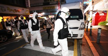 Police officers head toward Sarang Jeil Church for a search and seizure operation, Seoul, South Korea, Aug. 21, 2020. (EPA-EFE Photo)