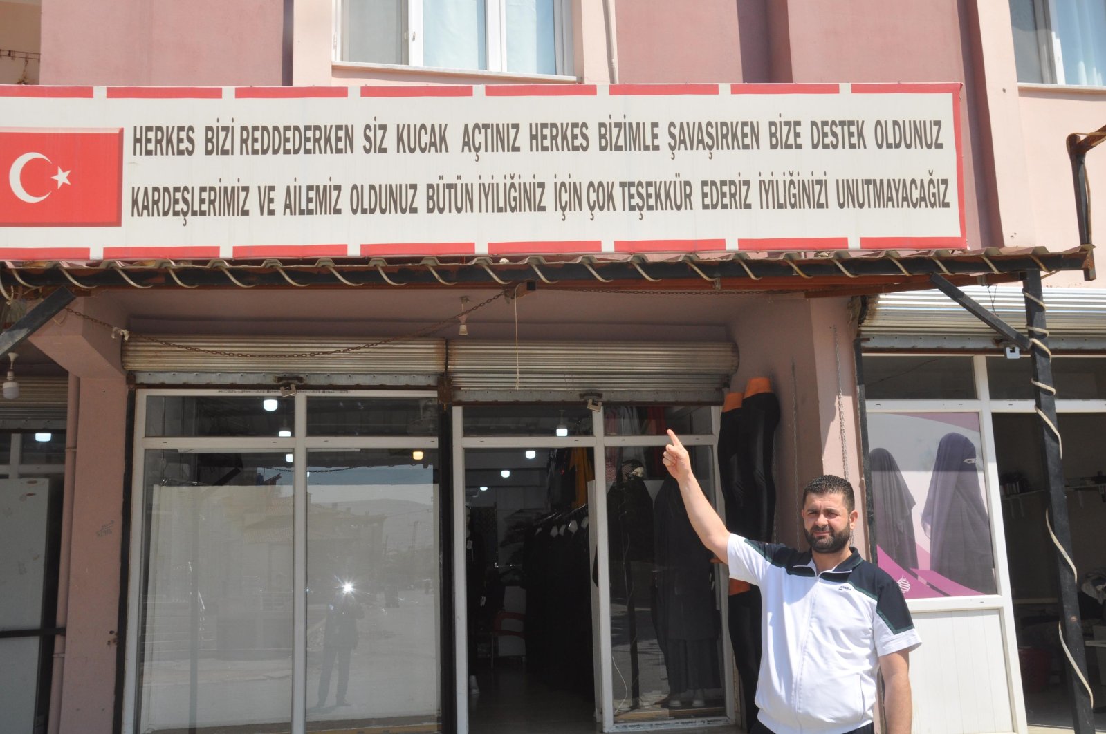 A refugee who settled in Turkey after fleeing the Syrian civil war hung a signboard of appreciation for the country embracing Syrians after the world turned their back on them, Hatay province, Turkey, Aug. 22, 2020 (DHA Photo)