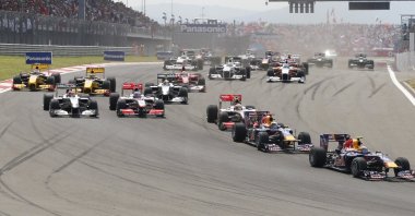 Red Bull driver Mark Webber of Australia leads the field after the start of the Turkish Formula One Grand Prix at the Istanbul Park circuit racetrack, in Istanbul, Turkey, May 30, 2010. (AP Photo)