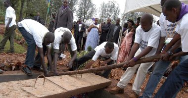 Volunteers laying to rest the remains of victims of the 1994 genocide in Murambi, Eastern Rwanda, April 7, 2005. (EPA Photo)