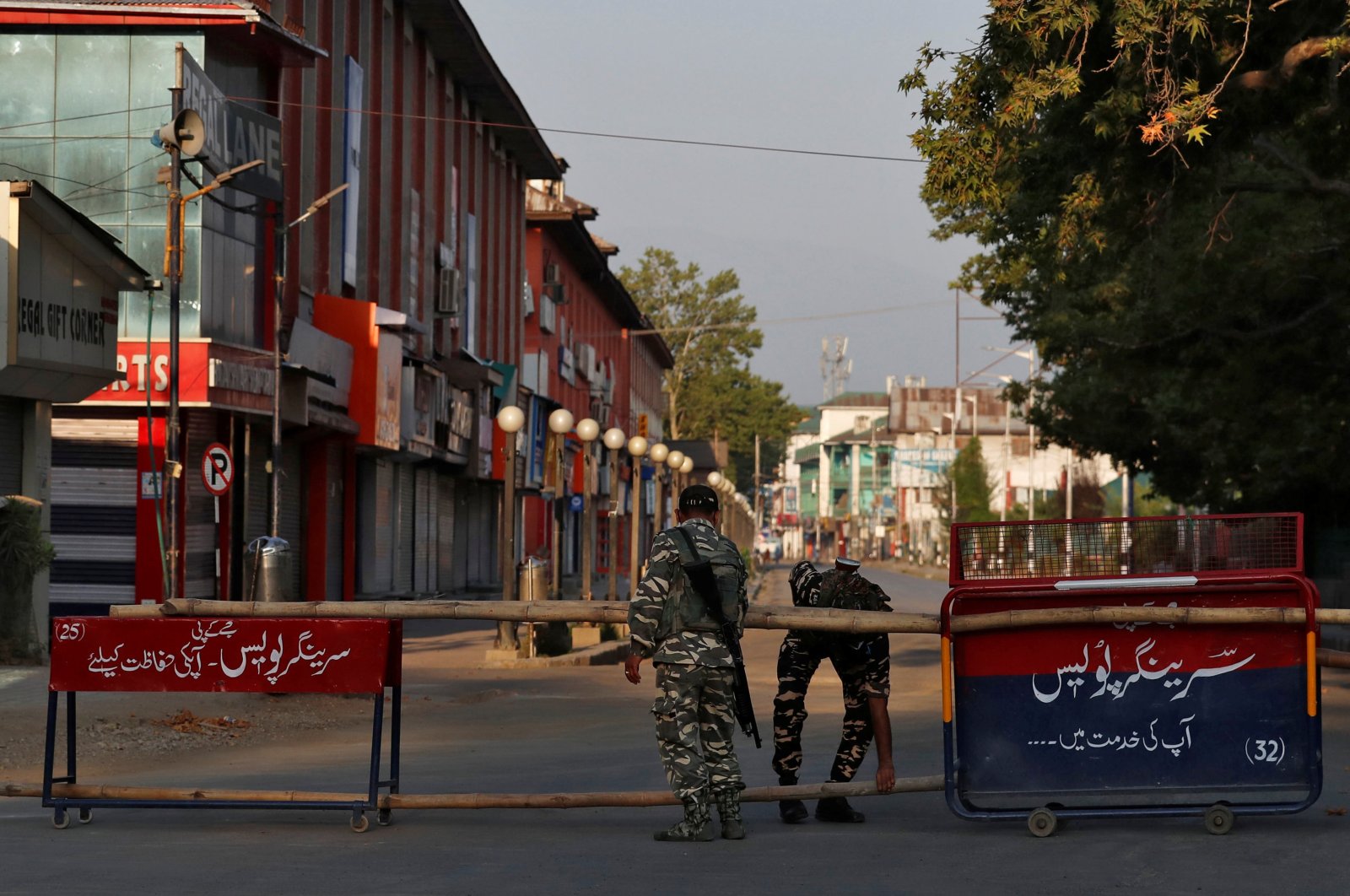 Indian officers put up a roadblock on an empty street during a lockdown on the first anniversary of the revocation of Kashmir's autonomy, in Srinagar, Aug. 5, 2020. (Reuters Photo)