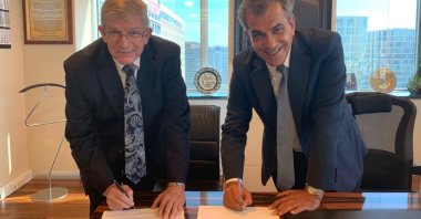 Sasa Chairman Ibrahim Erdemoğlu (R), with Invista Chairman Mike Pickens, during the signing of the agreement, Aug. 26, 2020. (AA Photo)