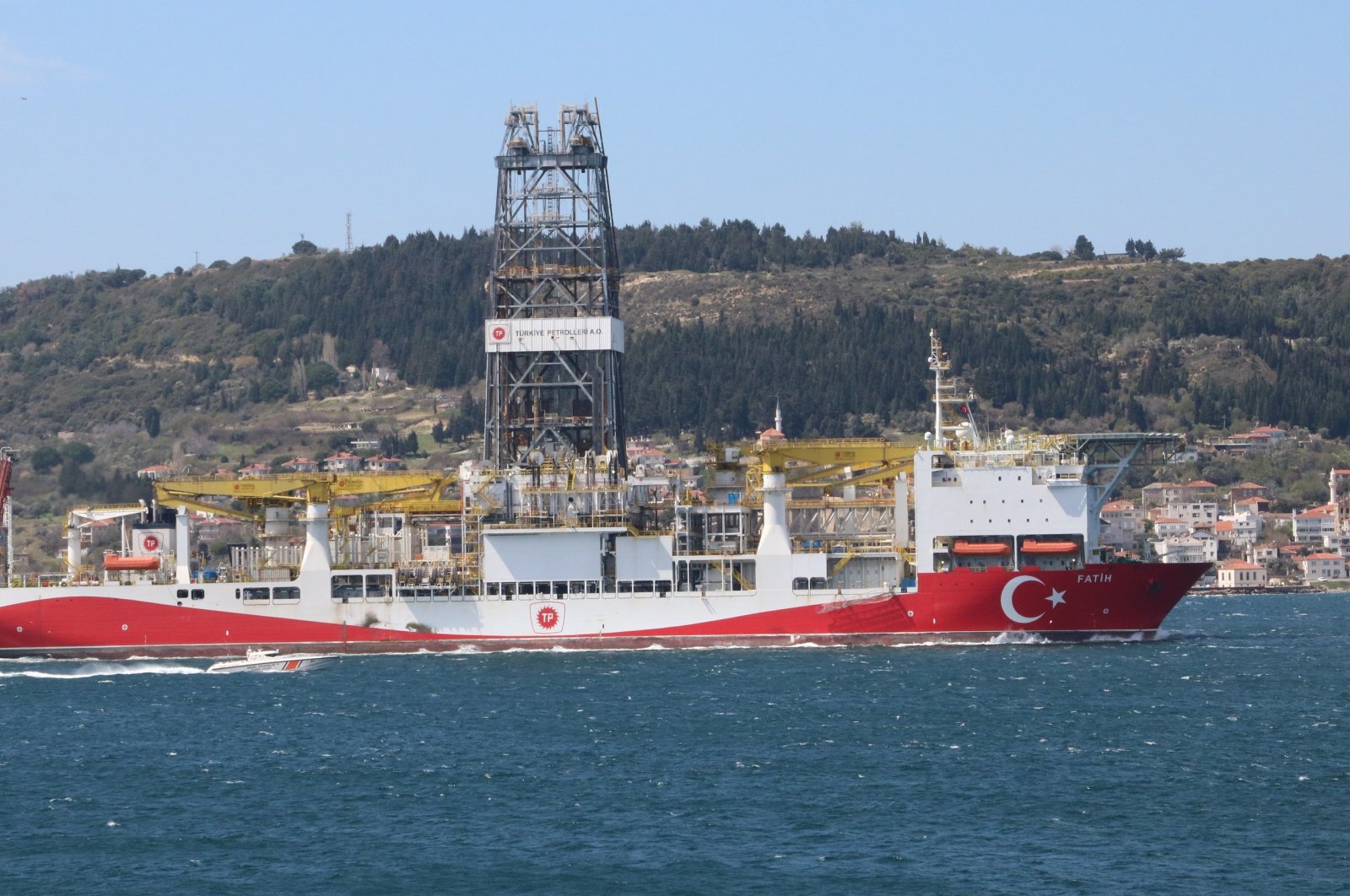 The Fatih drillship passes through the Dardanelles strait en route to the Black Sea, Çanakkale province, northwestern Turkey, April 8, 2020. (DHA Photo)