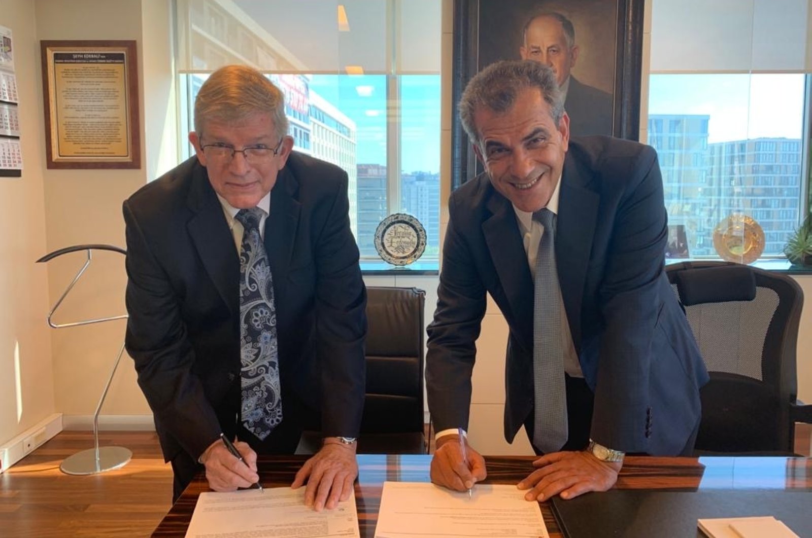 Sasa Chairman Ibrahim Erdemoğlu (R), with Invista Chairman Mike Pickens, during the signing of the agreement, Aug. 26, 2020. (AA Photo)
