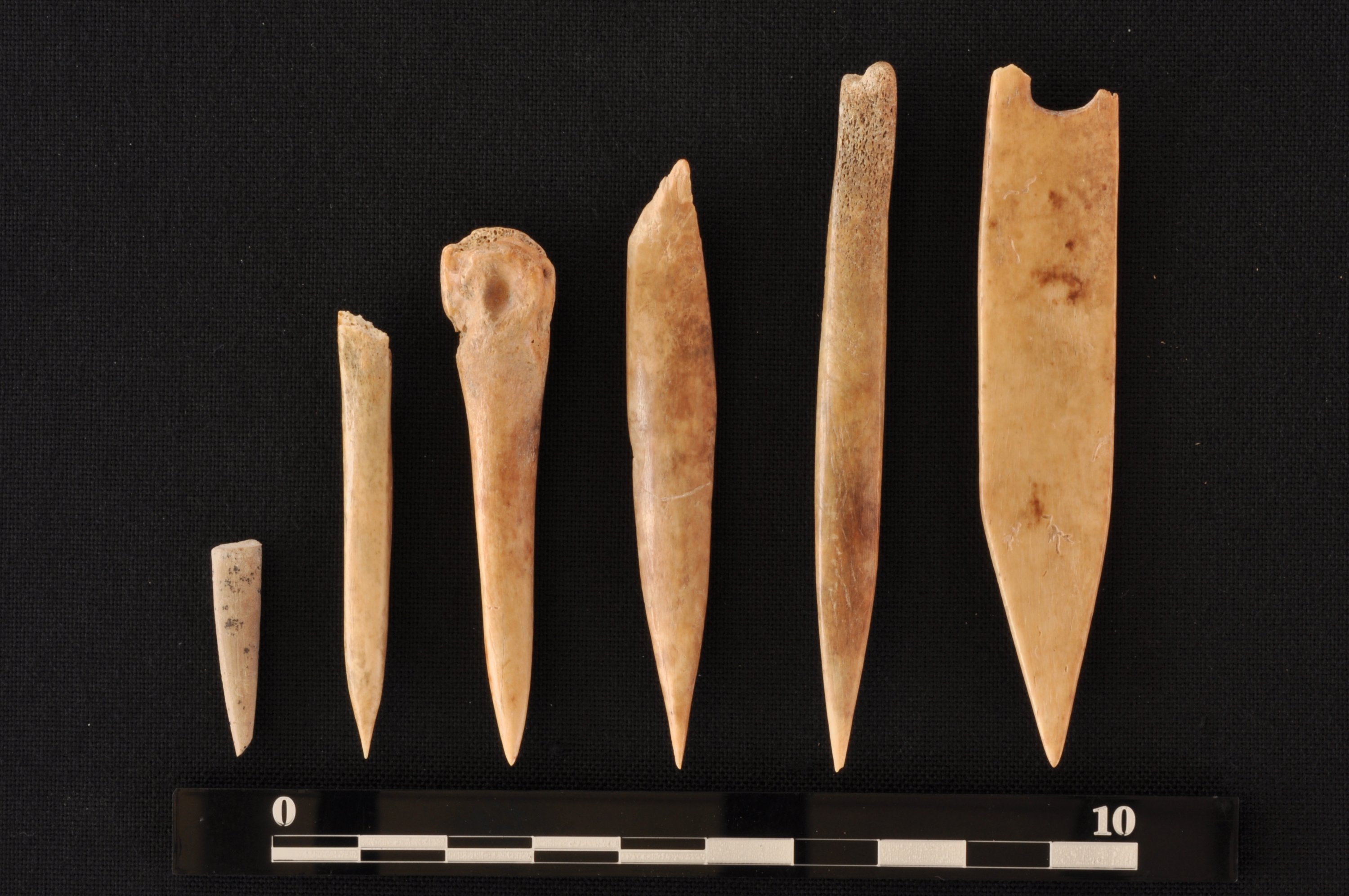 Мы видим в костяных коньках найденных археологами. Костяные иглы древних людей. Неолит инструменты. Инструменты эпохи неолита. Игла из кости.