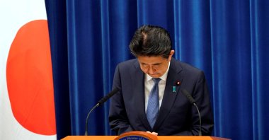Japanese Prime Minister Shinzo Abe bows during a news conference at the prime minister's official residence, Tokyo, Aug. 28, 2020. (REUTERS Photo)