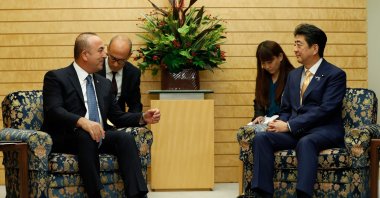 Turkish Minister of Foreign Affairs Mevlüt Çavuşoğlu (L), Japanese Prime Minister Shinzo Abe during a meeting in Japan, November 6, 2018. (AFP Photo)